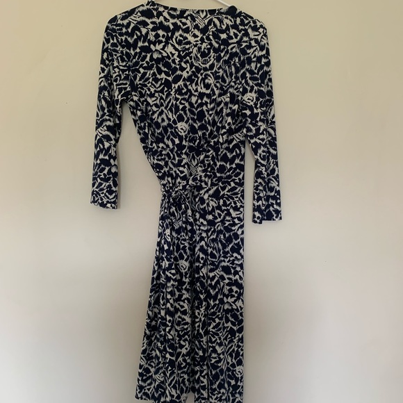 BCBGMaxAzria white & navy wrap dress size M - Picture 5 of 13
